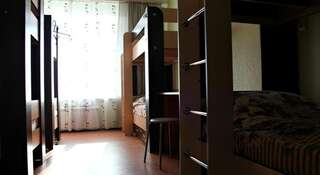 Гостиница Good Travel Hostel Томск Кровать в общем 10-местном номере для мужчин и женщин-5